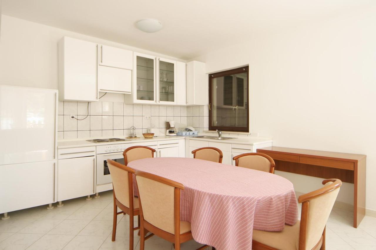 Apartments Pucisca Room photo