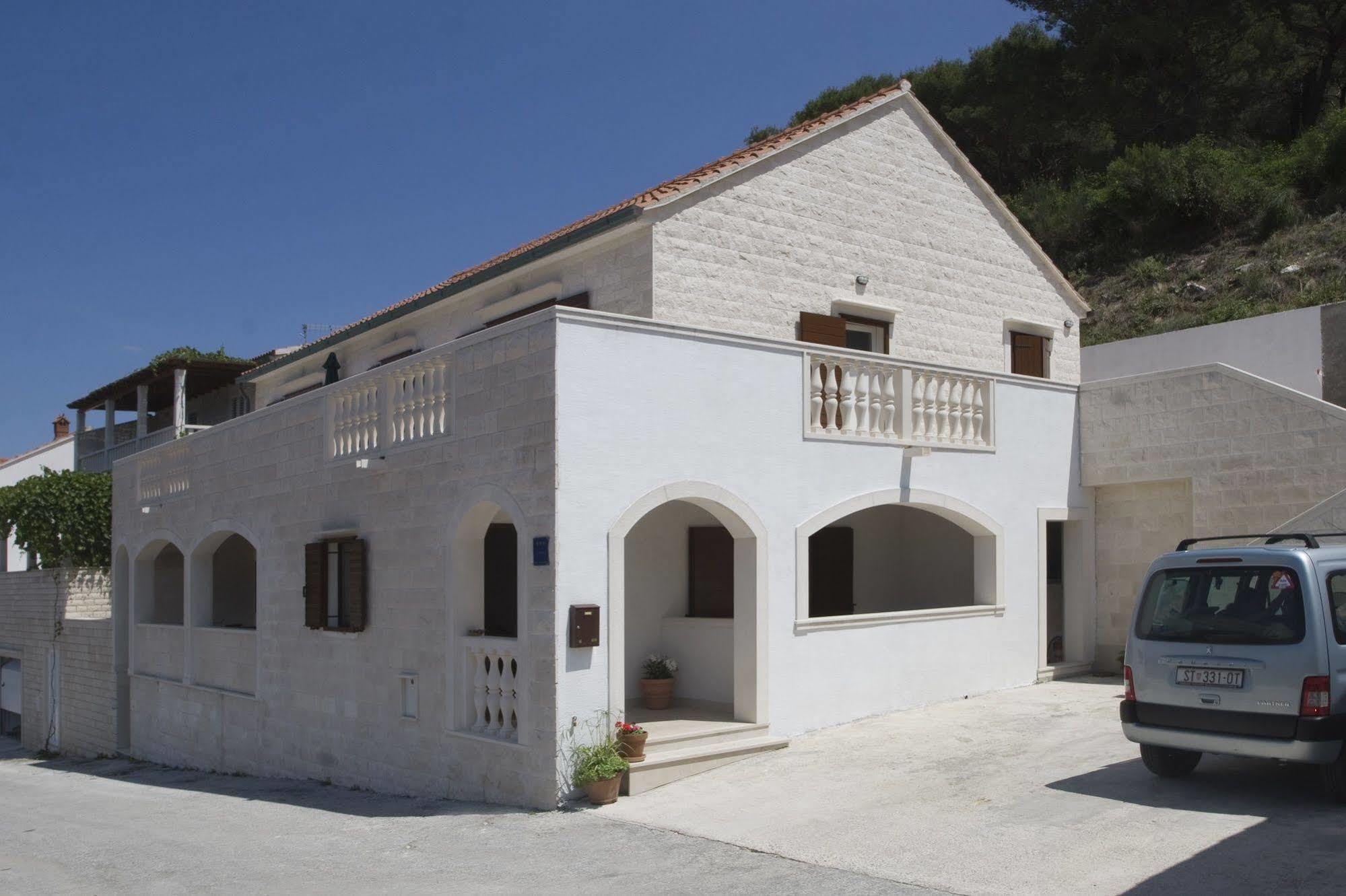 Apartments Pucisca Exterior photo