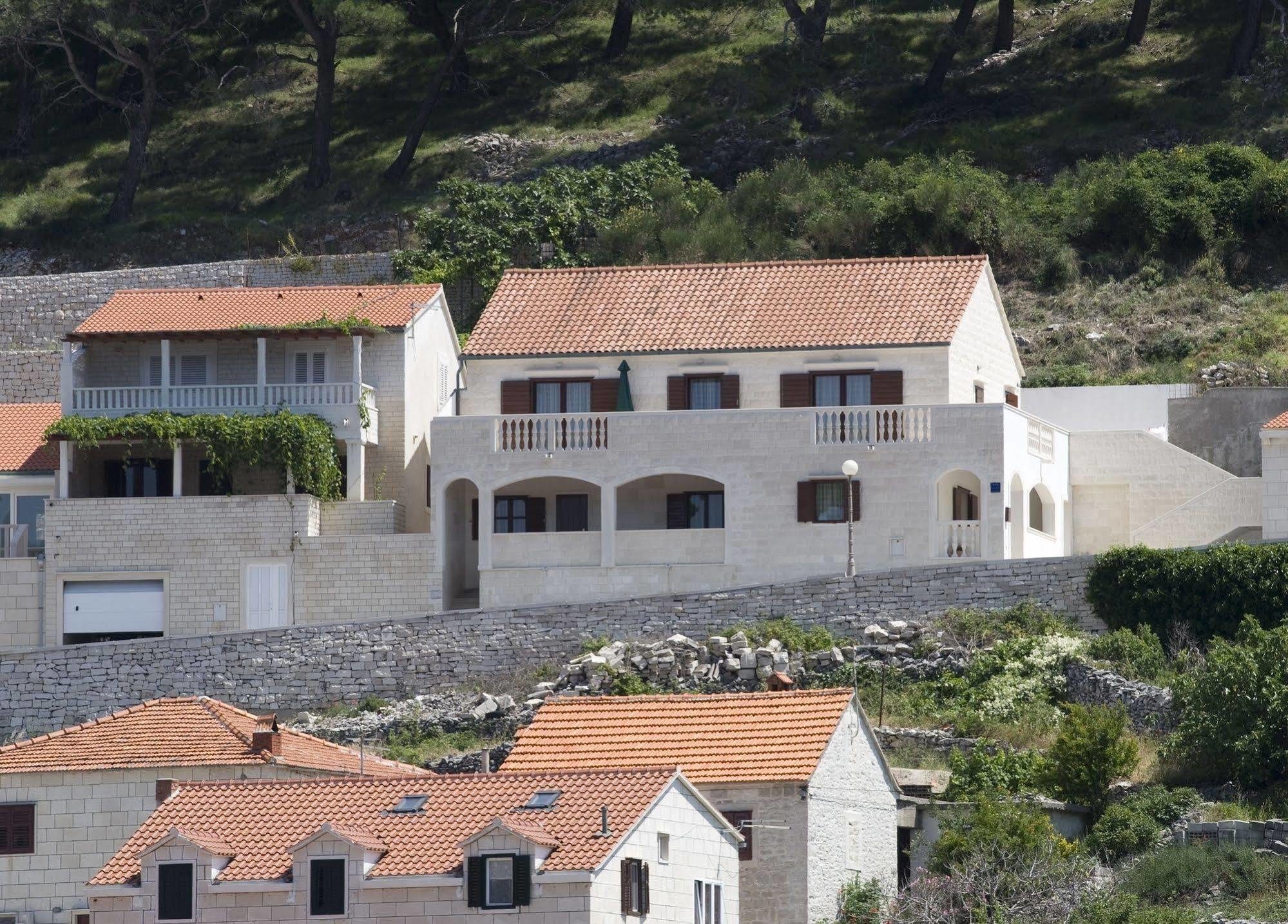 Apartments Pucisca Exterior photo