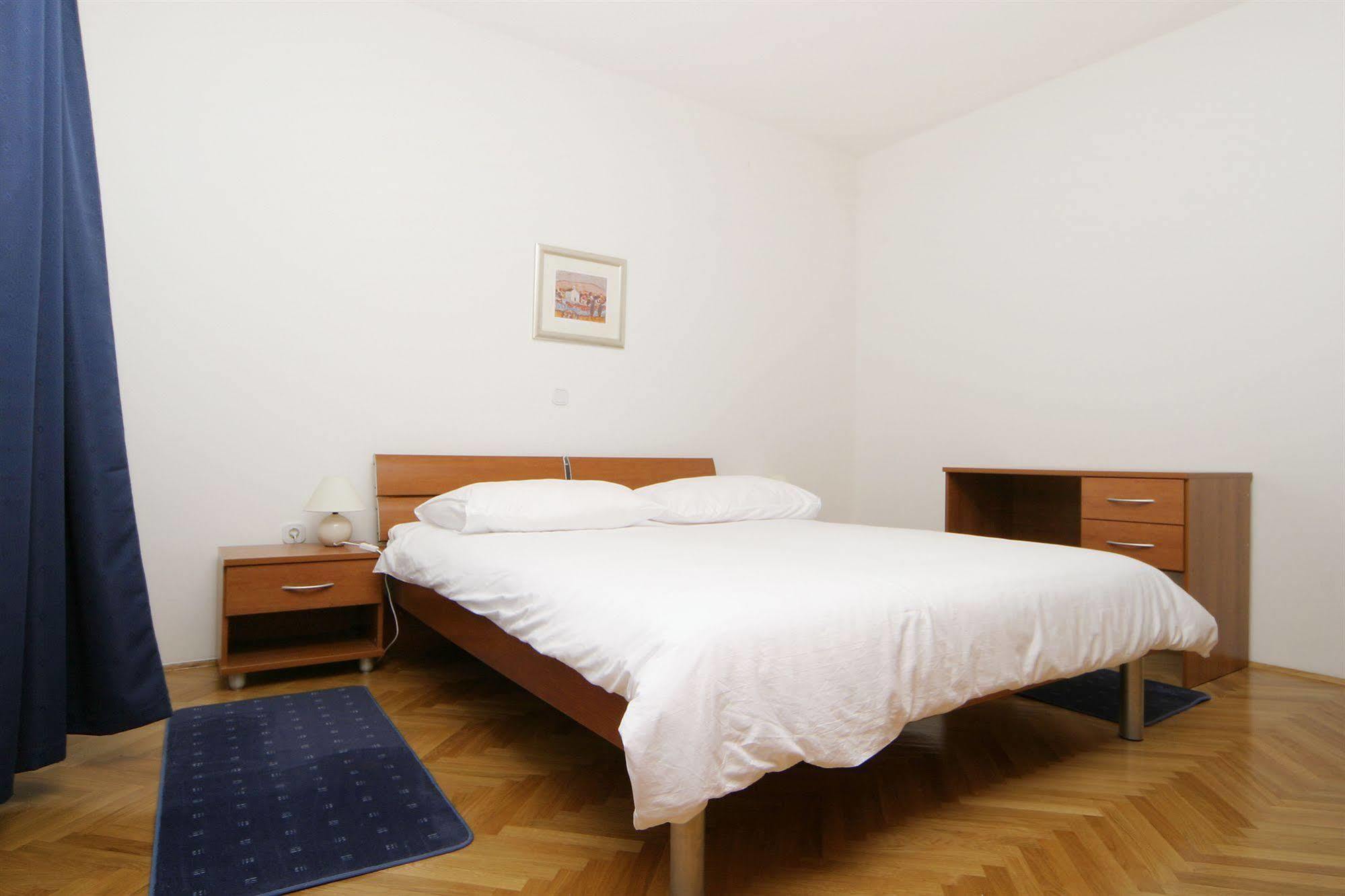 Apartments Pucisca Exterior photo