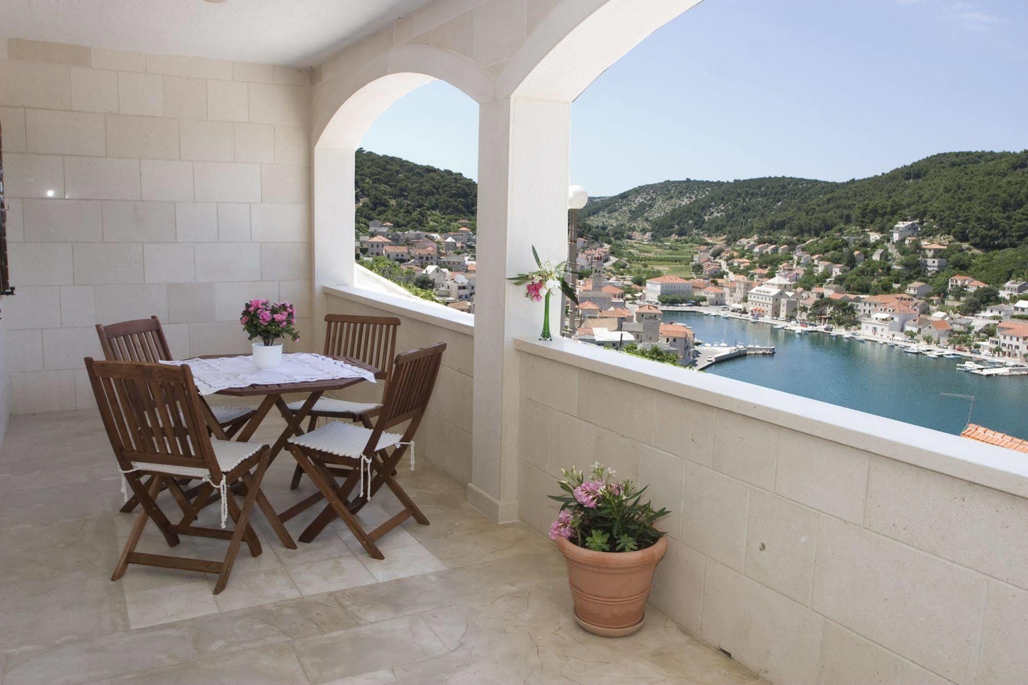 Apartments Pucisca Exterior photo